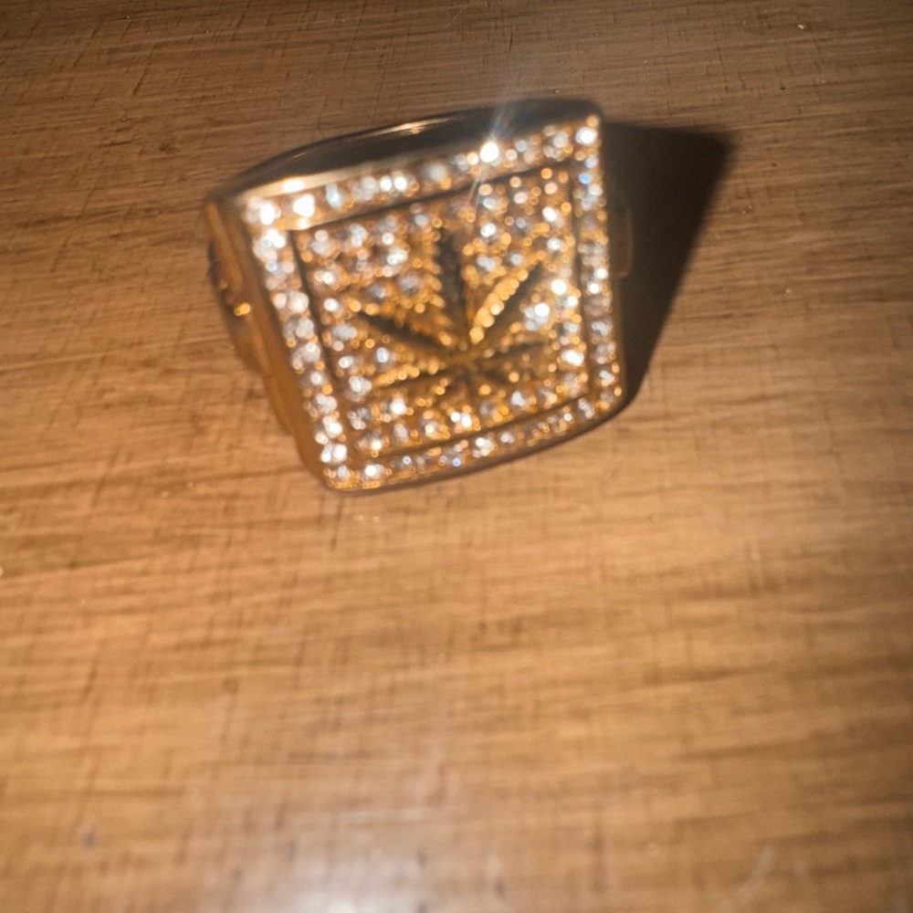 Gold ring - Picture 2 of 3